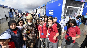 72 yaşındaki Hasan Keskin, temsili savaşçı kıyafetiyle TEKNOFEST'te ilgi görüyor
