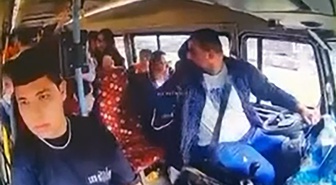 Adana'da yolcularla sohbete dalan minibüs şoförü önündeki dolmuşa çarptı! O anlar kamerada