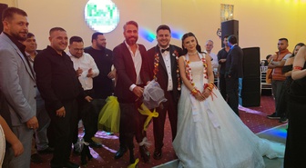 Adana Kozan'da düğünde damadın arkadaşı çifte mangal için keçi hediye etti