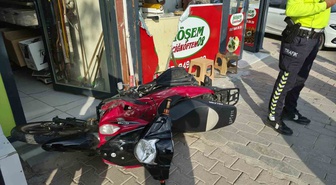Adıyaman'da kontrolden çıkan motosiklet çocuğa çarpıp çiğköfteciye daldı, 1 yaralı