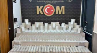 Afyonkarahisar Bolvadin'de polis, araçta kaçak cep telefonu aksesuarları ele geçirdi