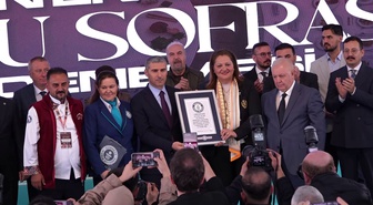 Dünyanın en büyük sofrası Afyonkarahisar'da kuruldu! 247 metrelik Anadolu Sofrası Rusya'nın rekorunu kırdı