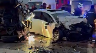 Aksaray'da iki otomobil kafa kafaya çarpıştı, 2 sürücü ağır yaralandı
