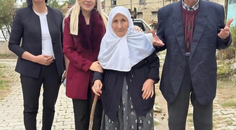 Altıntaş Kaymakamı Ayşegül Yıldırım, Dünya Yaşlılar Günü'nde yaşlı çifti ziyaret etti