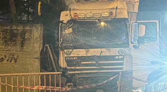 Arnavutköy'de iddiaya göre kontrolden çıkan TIR durağa daldı, ölü yaralı yok