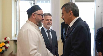 Bakan Tekin, Tiflis'te Gürcistan Müslümanları İdaresi'ni ziyaret etti, cuma kıldı