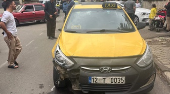 Bingöl'de taksinin çarptığı elektrikli bisikletteki 2 çocuk yaralandı
