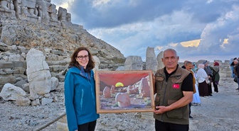 Birleşik Krallık Büyükelçisi, Nemrut'ta 34 yıllık görevliden fotoğraf hediyesi aldı