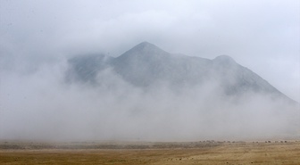 Bitlis'te sağanak sonrası Rahva'da oluşan sis, Tatvan-Güroymak yolunda görüşü düşürdü