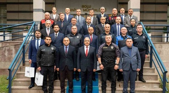 Bolu İl Emniyet Müdürü Yılmaz İpar, başarılı personele hediyelerini takdim etti