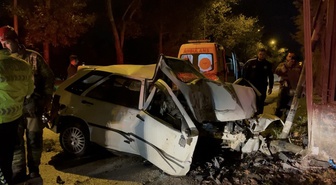 Bursa Osmangazi'de otomobil duvara çarptı, sürücü araçta sıkışarak ağır yaralandı
