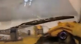 Bursa Osmangazi'de patenli genç, özel halk otobüsünün arkasına tutunup ilerledi