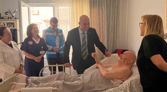 Çanakkale İl Sağlık Müdürü Görgülü, Dünya Yaşlılar Günü'nde yaşlıları ziyaret etti.