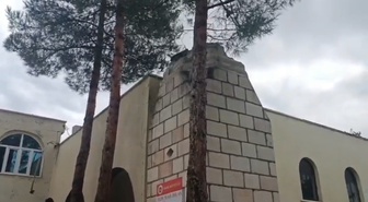 Diyarbakır Bismil'de sağanak ve rüzgarda caminin minaresi evin damına devrildi