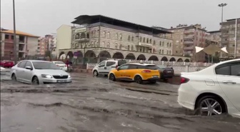 Diyarbakır'da akşam sağanağı hayatı olumsuz etkiledi, belediye onarım başlattı