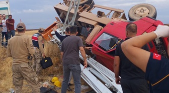 Diyarbakır Ergani'de elektrik arıza kamyoneti devrildi, 5 işçi ağır yaralandı