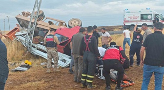 Diyarbakır Ergani'de kamyonet elektrik direğine çarparak devrildi, 5 kişi yaralandı