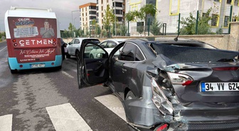 Diyarbakır Kayapınar'da halk otobüsü ve otomobil çarpıştı, 1'i çocuk 4 kişi yaralandı