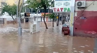 Diyarbakır Silvan'da sağanak ve dolu ev ve iş yerlerini su altında bıraktı