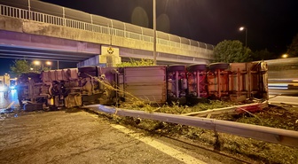 Düzce'de parfüm yüklü tır devrildi, sürücü hafif yaralandı ve trafik aksadı