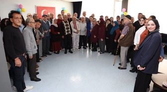 Düzce Valisi Makas, eşiyle Yaşlılar Günü'nde huzurevi sakinleriyle buluştu