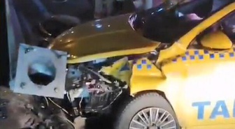 Esenyurt E-5 yan yolda taksi elektrik direğine çarptı, taksici hayatını kaybetti