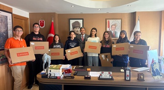 Gömeç'te Kaymakam Mahir, fen liselerini kazanan 11 öğrenciye bilgisayar hediye etti