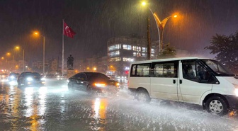 Hakkari'de akşam yağmuru cadde ve sokakları suyla kapladı, hayatı olumsuz etkiledi.