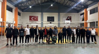 Hakkari Yüksekova'da Kaymakam Hülür, kurum müdürleriyle voleybol maçına çıktı