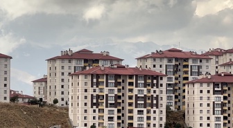 Hakkari Yüksekova'da yüksek kesimler mevsimin ilk karıyla beyaza büründü