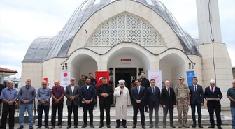 Hatay Defne'de depremler sonrası yapılan 136'ncı cami dualarla ibadete açıldı
