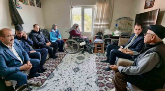 Hisarcık Kaymakamı Atam, Dünya Yaşlılar Günü'nde yaşlıları evlerinde ziyaret etti