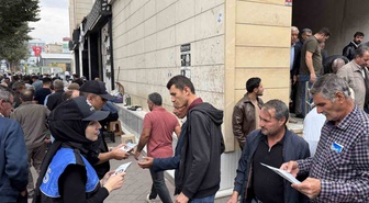 Iğdır'da polis, cuma namazı çıkışında dolandırıcılığa karşı broşür dağıttı