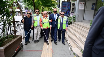 Isparta'da görme engelliler için farkındalık programında beyaz bastonla yüründü