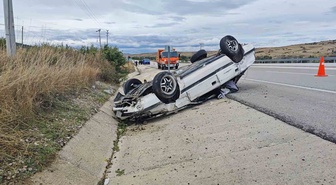 Isparta Yalvaç'ta yaklaşık 150 metre sürüklenen otomobil takla attı, 3 kişi yaralandı