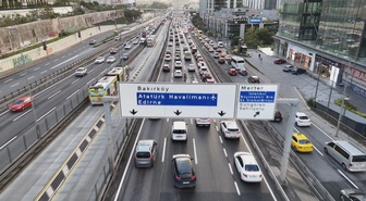 İstanbul'da yağış, trafiği durma noktasına getirdi, yoğunluk yüzde 71'e ulaştı