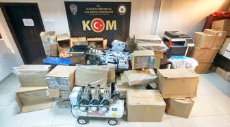 İzmir'de 3 ilçede kaçakçılık operasyonunda 5 milyon TL'lik malzeme ele geçirildi