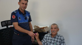 Kıbrıs gazisi otomobilinin yanında bulduğu poşeti açtı! İçindeki 8 Ata lirayı sahibine ulaştırdı