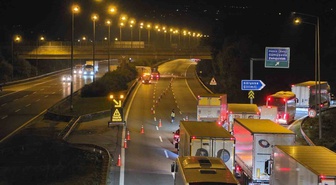 Kimyasal varil taşıyan tır Düzce'de devrildi, İstanbul yönü trafiğe kapatıldı