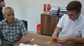 Manisa Demirci'de Kıbrıs gazisi, bulduğu 8 Ata lirasını sahibine teslim etti