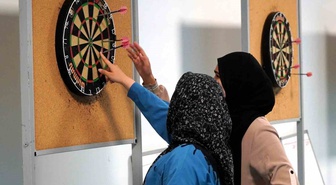 Manisa yurtlarında kalan öğrencilere dart ve ebru etkinliği düzenlendi