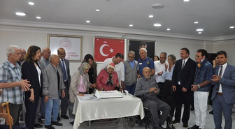 Mersin Silifke'de huzurevi sakinleri Dünya Yaşlılar Günü'nde bir araya geldi