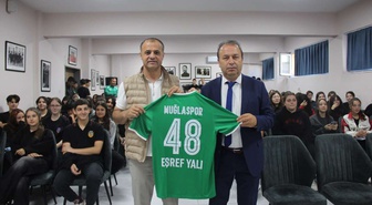 Muğlasporlu futbolcular Muğla Turgut Reis Lisesi'nde öğrencilere transferi anlattı