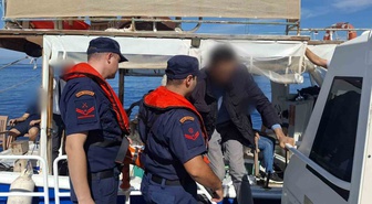 Sahil Güvenlik, Dalaman ve Bodrum açıklarında yaralı, rahatsız 2 kişiyi tahliye etti