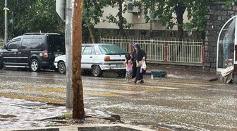 Şanlıurfa Siverek'te aniden bastıran sağanak günlük yaşamı olumsuz etkiledi