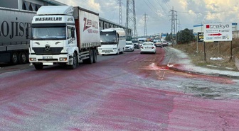 Tekirdağ'da OSB'deki cadde kırmızıya büründü! Yola dökülen boya yağış ve trafikle yayıldı
