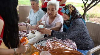 Türk Kızılay gönüllüleri, Dünya Yaşlılar Günü'nde Mersin'deki huzurevini ziyaret etti