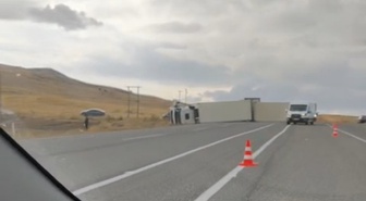 Van'da kontrolden çıkan tır devrildi, sürücü yaralanarak hastaneye kaldırıldı