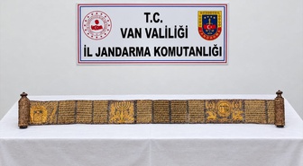 Van'da Tevrat olduğu değerlendirilen 310 santimlik eser ele geçirildi! Altın yaldızla işlenmiş