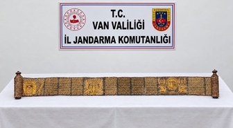 Van İpekyolu'nda altın yaldız işlemeli Tevrat olduğu değerlendirilen eser ele geçirildi